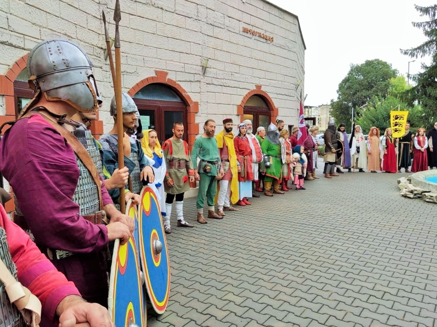 Фестивалът на средновековните традиции, бит и култура „Калето - Мездра” събра групи за исторически възстановки и индивидуални реенактори от цялата страна 